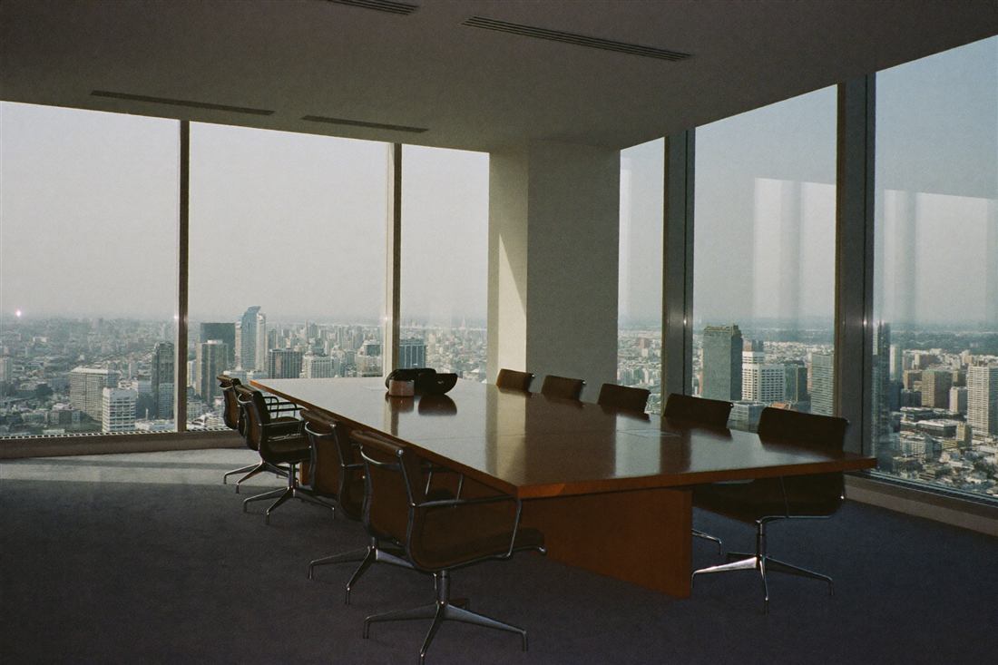 アジアの都市を見下ろすモダンな会議室 / A modern boardroom overlooking an Asian city