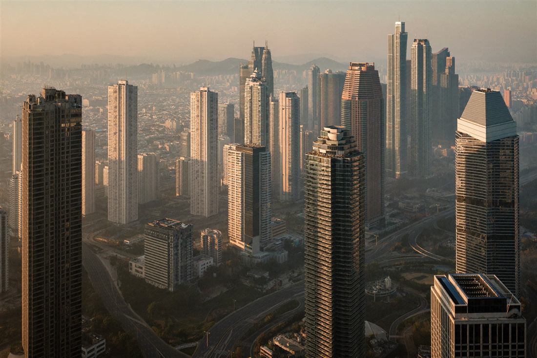 夜明けの東南アジアのビジネス街の空撮 / Aerial view of a Southeast Asian business district at dawn